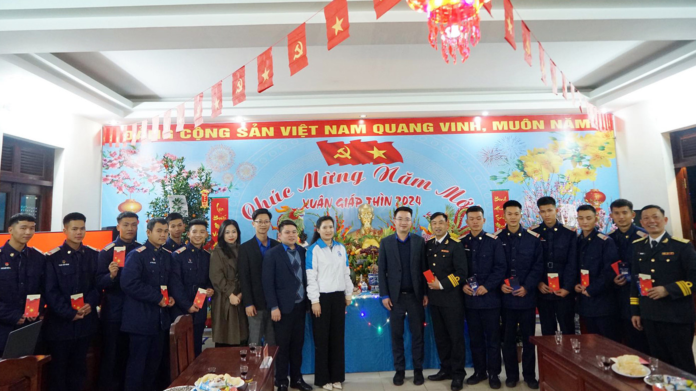 Đoàn công tác do anh Nguyễn Tường Lâm - Bí thư Trung ương Đoàn làm trưởng đoàn tới thăm, chúc Tết các cán bộ, chiến sĩ Lữ đoàn đặc công 126 tại huyện Thủy Nguyên (TP Hải Phòng) đêm 30 Tết.