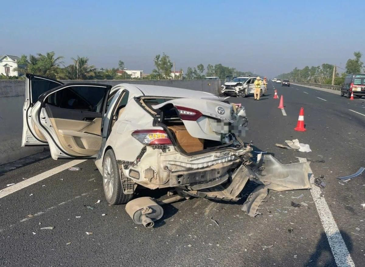 Hiện trường vụ tai nạn trên cao tốc Hà Nội - Hải Phòng. Hiện trường vụ tai nạn trên cao tốc Hà Nội - Hải Phòng.