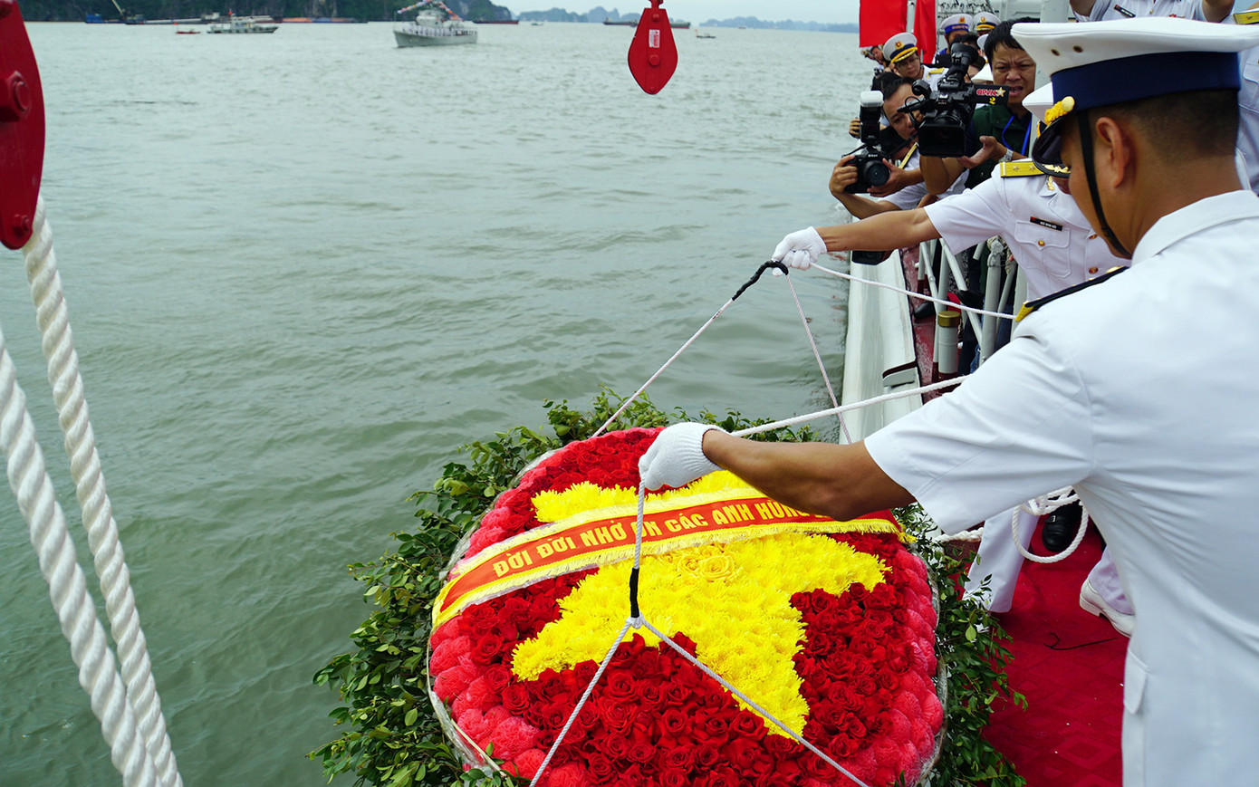 Các đại biểu dâng hương, thả hoa tưởng nhớ các anh hùng, liệt sĩ và nhân hy sinh trong chiến công đầu ngày 2 và 5/8/1964.