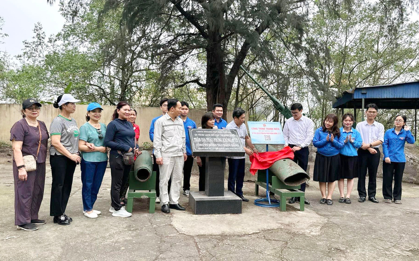 Đoàn Thanh niên phường Hạ Lý (quận Hồng Bàng) ra mắt công trình thanh niên gắn mã QR thông tin “Di tích lịch sử cấp thành phố - Trận địa pháo phòng không 37 ly”.