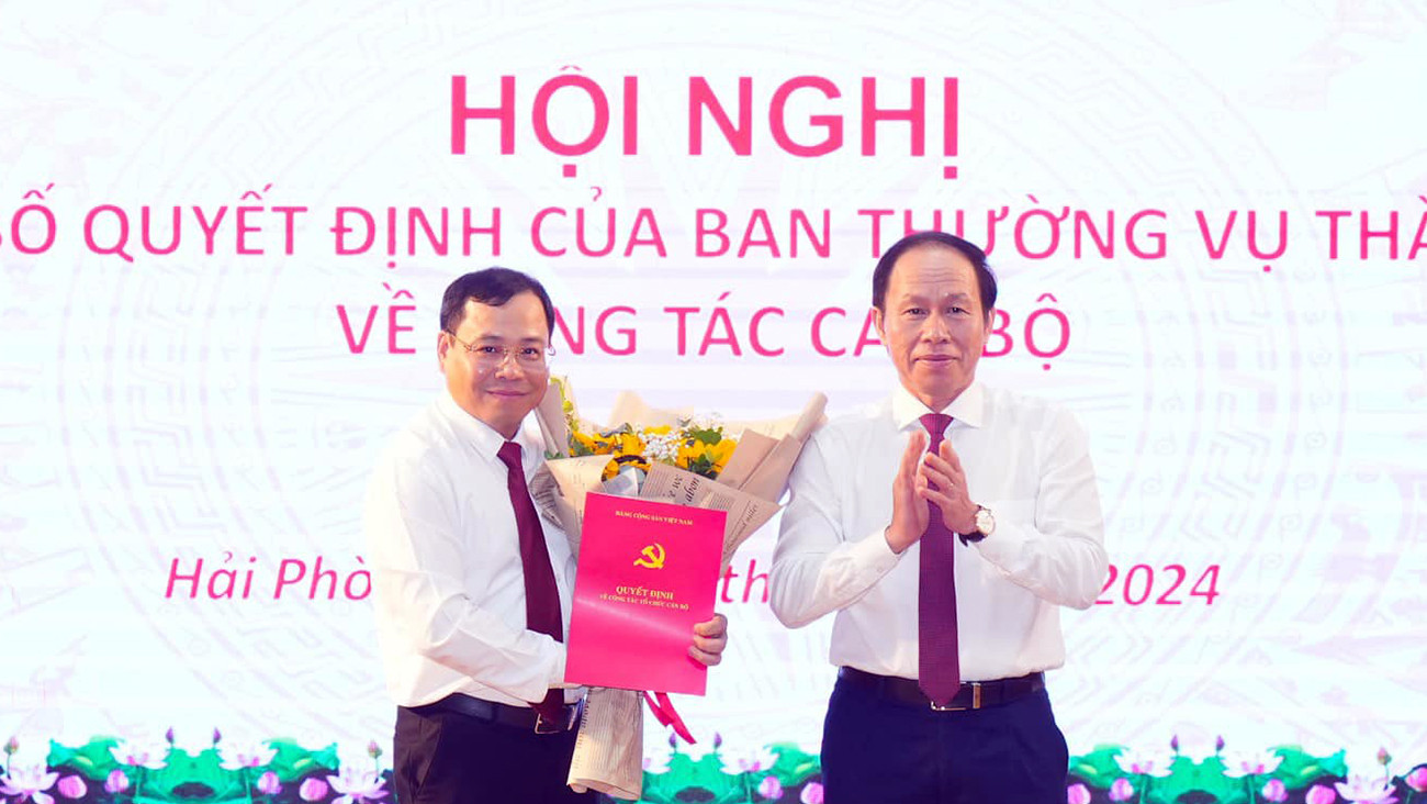 Ông Lê Tiến Châu - Bí thư Thành ủy Hải Phòng trao quyết định, tặng hoa chúc mừng ông Phạm Hưng Hùng, tân Bí thư Huyện ủy Thủy Nguyên. Ông Lê Tiến Châu - Bí thư Thành ủy Hải Phòng trao quyết định, tặng hoa chúc mừng ông Phạm Hưng Hùng, tân Bí thư Huyện ủy Thủy Nguyên.