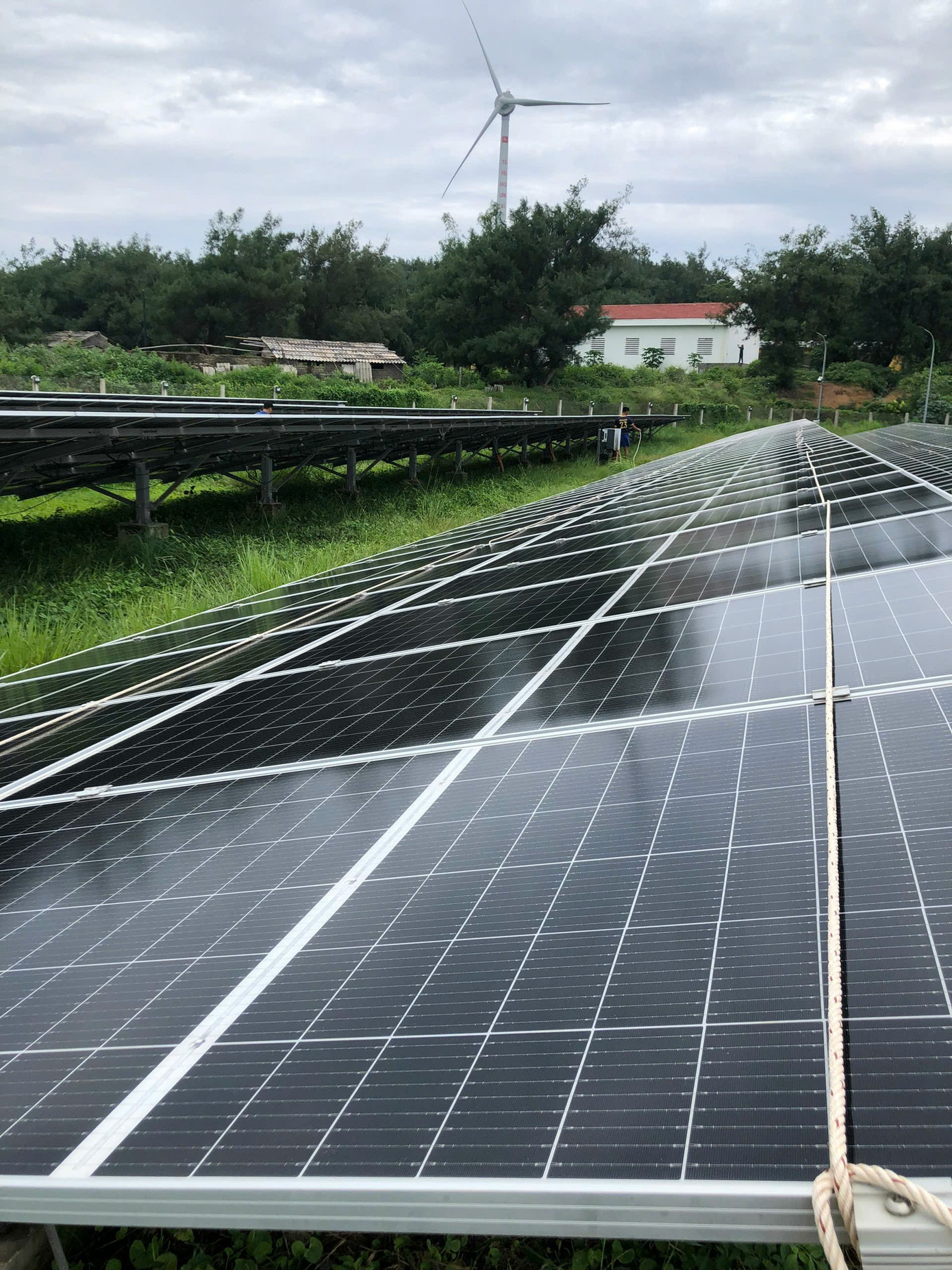 Trong khi đó, ngoài đảo Bạch Long Vĩ, lực lượng chức năng cũng tăng cường chằng buộc, gia cố các tấm pin năng lượng mặt trời.