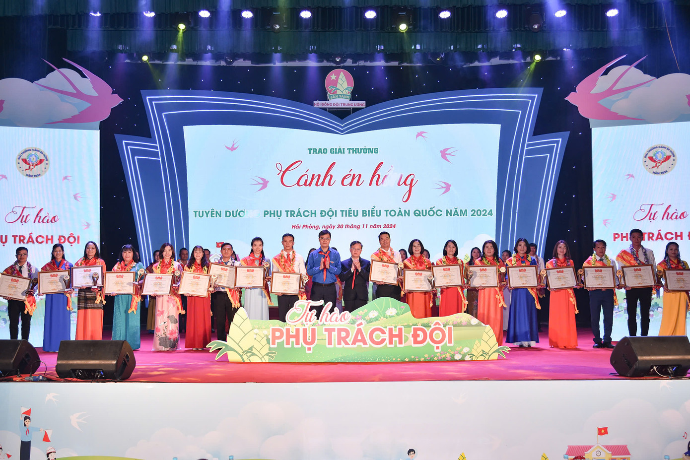 Anh Bùi Quang Huy - Bí thư thứ nhất T.Ư Đoàn trao giải thưởng "Cánh én hồng” cho thầy cô giáo. Anh Bùi Quang Huy - Bí thư thứ nhất T.Ư Đoàn trao giải thưởng "Cánh én hồng” cho thầy cô giáo.