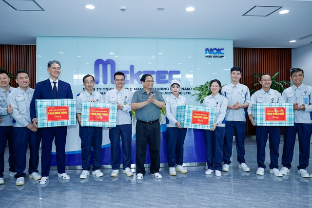 Thủ tướng tặng quà công nhân trong Khu công nghiệp Thăng Long II. Thủ tướng tặng quà công nhân trong Khu công nghiệp Thăng Long II.