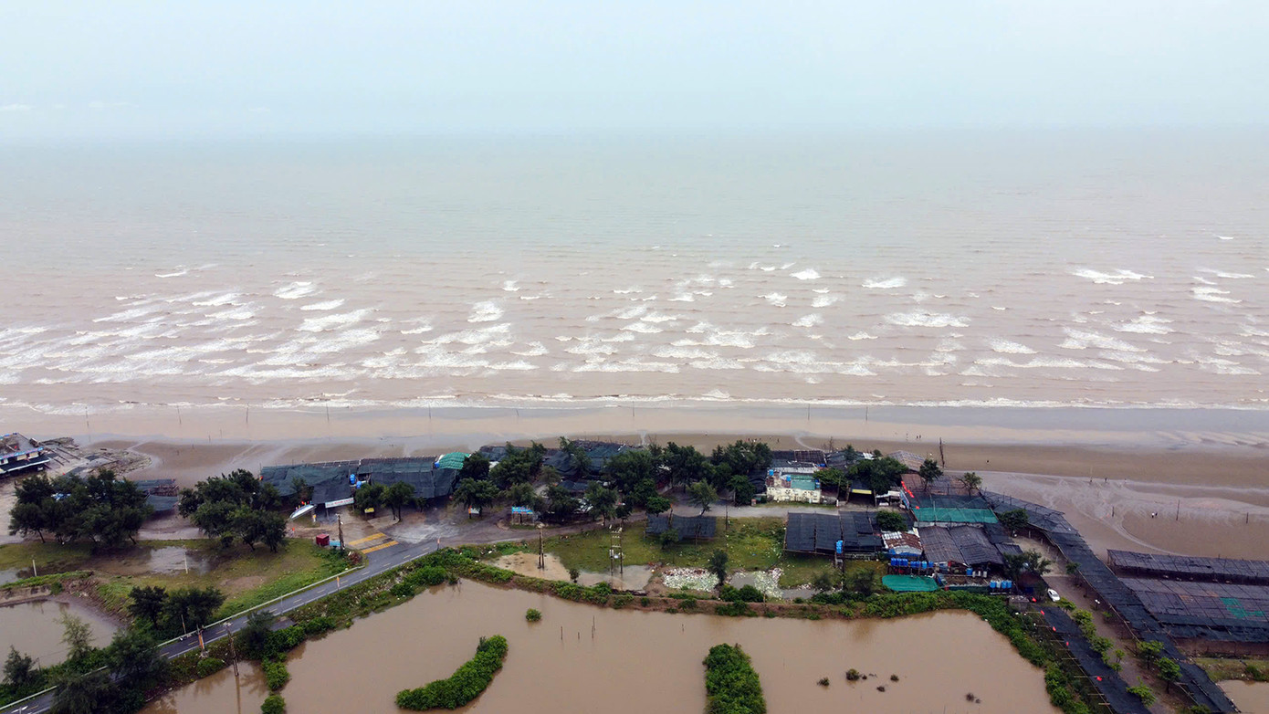 Một góc bãi biển Cồn Vành, hiện nay là nơi đặt trụ sở Ban quản lý khu bảo tồn, một số hộ dân kinh doanh dịch vụ.