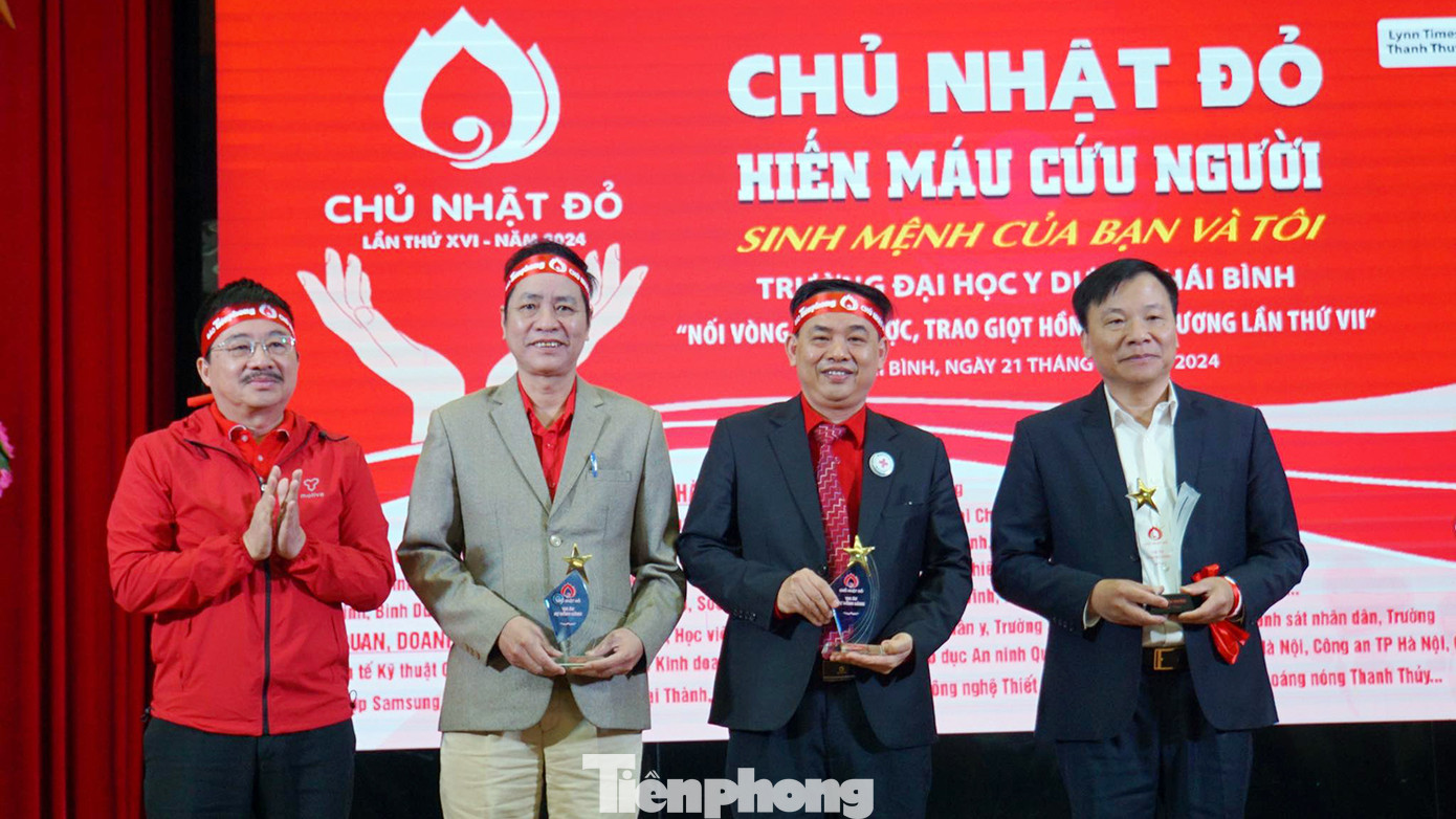 Nhân dịp này, Báo Tiền Phong đã trao tặng kỷ niệm chương cho đơn vị phối hợp tổ chức Chủ Nhật Đỏ lần thứ XVI năm 2024 tại tỉnh Thái Bình.