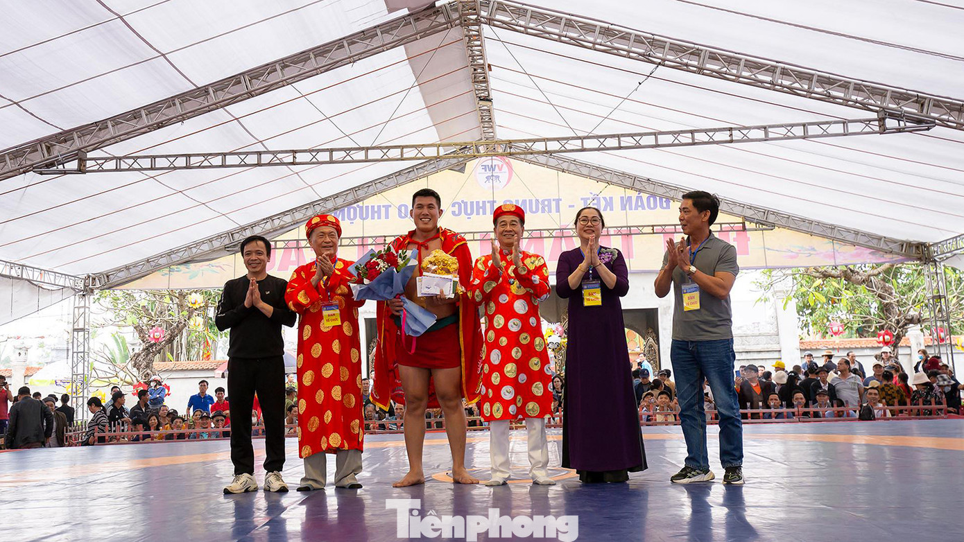 Sau 3 ngày tranh tài kịch tính, đoàn tỉnh Thừa Thiên Huế giành giải nhất toàn đoàn (4 HCV), các đoàn tỉnh Ninh Bình và làng Cổ Trai (huyện Kiến Thụy) lần lượt giành giải nhì, ba toàn đoàn. Còn danh hiệu "Đô lực sỹ" thuộc về đô vật Hoàng Văn Nam (ở Hải Phòng). Trong ảnh: Ban tổ chức trao áo choàng đỏ, tặng hoa và giải thưởng cho "Đô lực sỹ". Sau 3 ngày tranh tài kịch tính, đoàn tỉnh Thừa Thiên Huế giành giải nhất toàn đoàn (4 HCV), các đoàn tỉnh Ninh Bình và làng Cổ Trai (huyện Kiến Thụy) lần lượt giành giải nhì, ba toàn đoàn. Còn danh hiệu "Đô lực sỹ" thuộc về đô vật Hoàng Văn Nam (ở Hải Phòng). Trong ảnh: Ban tổ chức trao áo choàng đỏ, tặng hoa và giải thưởng cho "Đô lực sỹ".