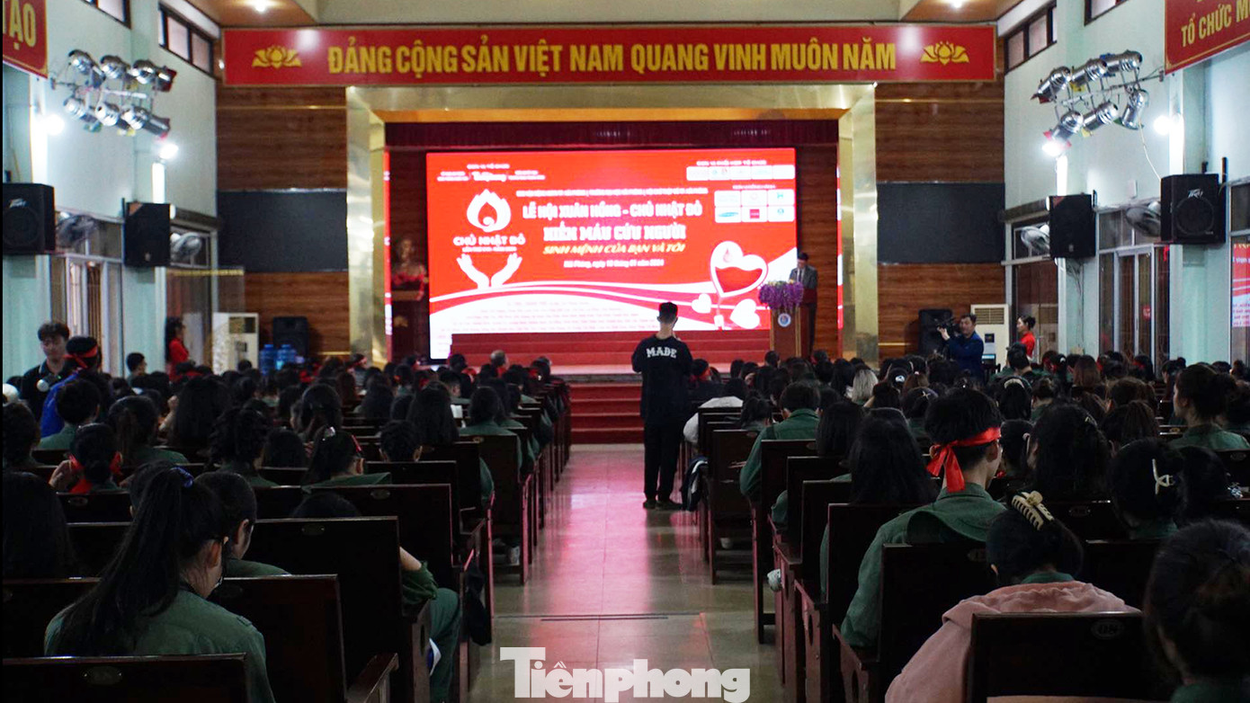 Ngày 10/1, Báo Tiền Phong phối hợp với Ban Chỉ đạo vận động hiến máu tình nguyện TP Hải Phòng tổ chức ngày hội hiến máu tình nguyện Chủ Nhật Đỏ - Lễ hội Xuân hồng tại Trường Đại học Hải Phòng. Đồng hành, phối hợp tổ chức còn có Hội chữ Thập đỏ, Thành Đoàn Hải Phòng và hàng trăm bạn trẻ, sinh viên trên địa bàn thành phố.