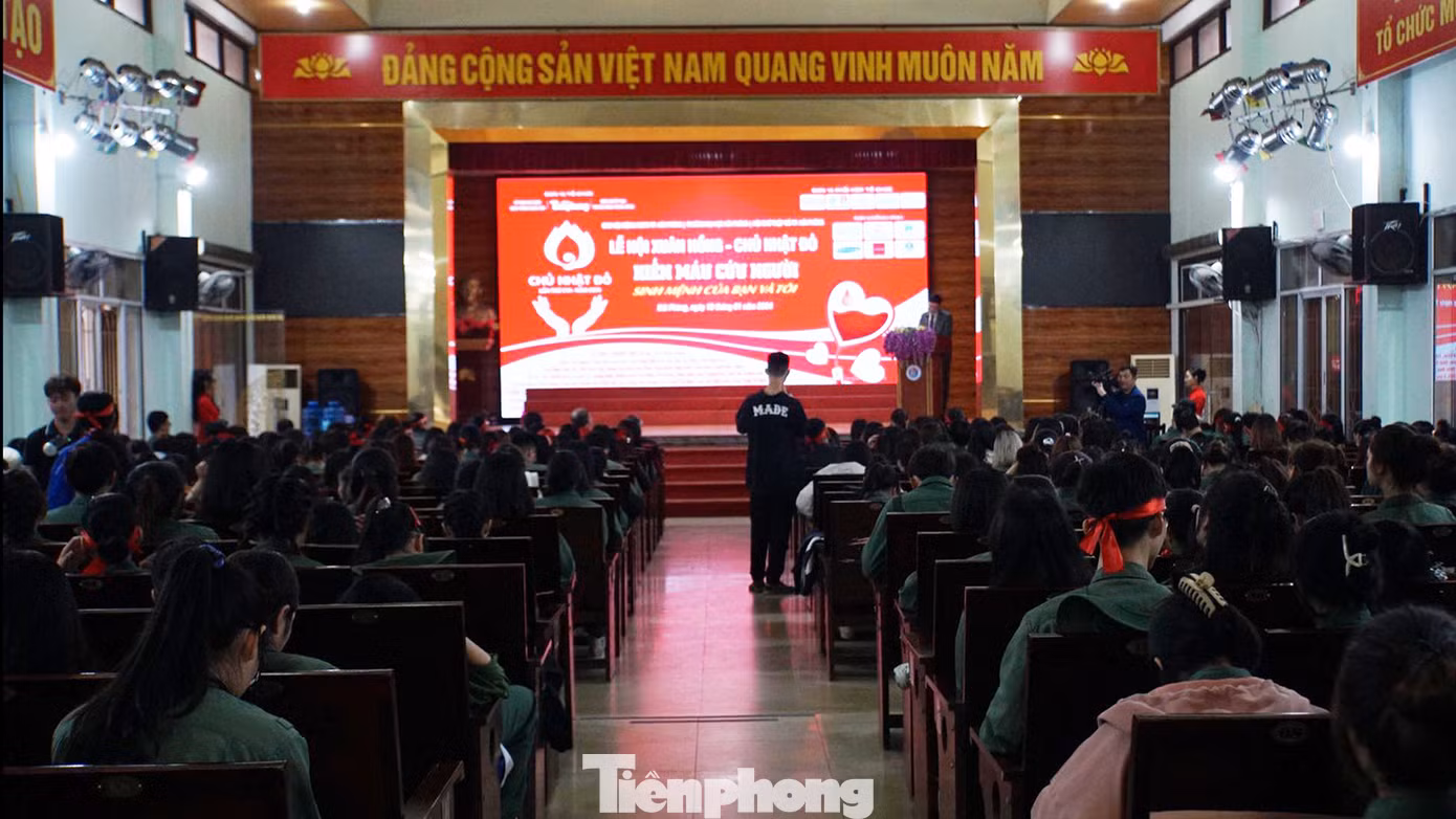 Ngày 10/1, Báo Tiền Phong phối hợp với Ban Chỉ đạo vận động hiến máu tình nguyện TP Hải Phòng tổ chức ngày hội hiến máu tình nguyện Chủ Nhật Đỏ - Lễ hội Xuân hồng tại Trường Đại học Hải Phòng. Đồng hành, phối hợp tổ chức còn có Hội chữ Thập đỏ, Thành Đoàn Hải Phòng và hàng trăm bạn trẻ, sinh viên trên địa bàn thành phố. Ngày 10/1, Báo Tiền Phong phối hợp với Ban Chỉ đạo vận động hiến máu tình nguyện TP Hải Phòng tổ chức ngày hội hiến máu tình nguyện Chủ Nhật Đỏ - Lễ hội Xuân hồng tại Trường Đại học Hải Phòng. Đồng hành, phối hợp tổ chức còn có Hội chữ Thập đỏ, Thành Đoàn Hải Phòng và hàng trăm bạn trẻ, sinh viên trên địa bàn thành phố.