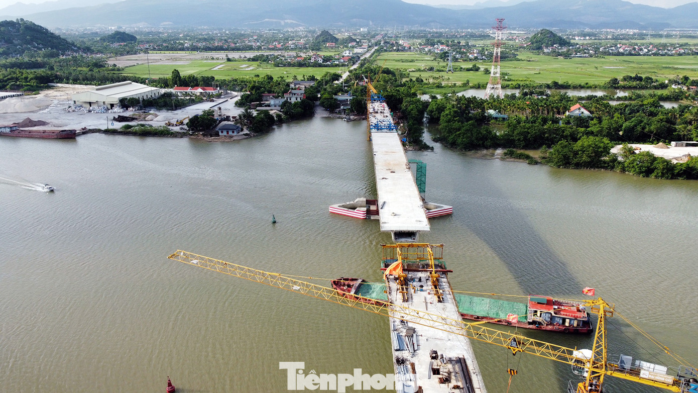 Theo Ban Quản lý dự án đầu tư xây dựng công trình giao thông Hải Phòng, hiện nay UBND thị xã Đông Triều (Quảng Ninh) đang hoàn thiện thủ tục, lên phương án bồi thường cho các hộ dân để bàn giao cho đơn vị thi công 2 trụ và đường dẫn tại địa phận xã Yên Đức (Quảng Yên, Quảng Ninh).