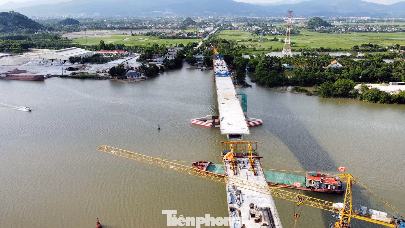 Theo Ban Quản lý dự án đầu tư xây dựng công trình giao thông Hải Phòng, hiện nay UBND thị xã Đông Triều (Quảng Ninh) đang hoàn thiện thủ tục, lên phương án bồi thường cho các hộ dân để bàn giao cho đơn vị thi công 2 trụ và đường dẫn tại địa phận xã Yên Đức (Quảng Yên, Quảng Ninh). Theo Ban Quản lý dự án đầu tư xây dựng công trình giao thông Hải Phòng, hiện nay UBND thị xã Đông Triều (Quảng Ninh) đang hoàn thiện thủ tục, lên phương án bồi thường cho các hộ dân để bàn giao cho đơn vị thi công 2 trụ và đường dẫn tại địa phận xã Yên Đức (Quảng Yên, Quảng Ninh).