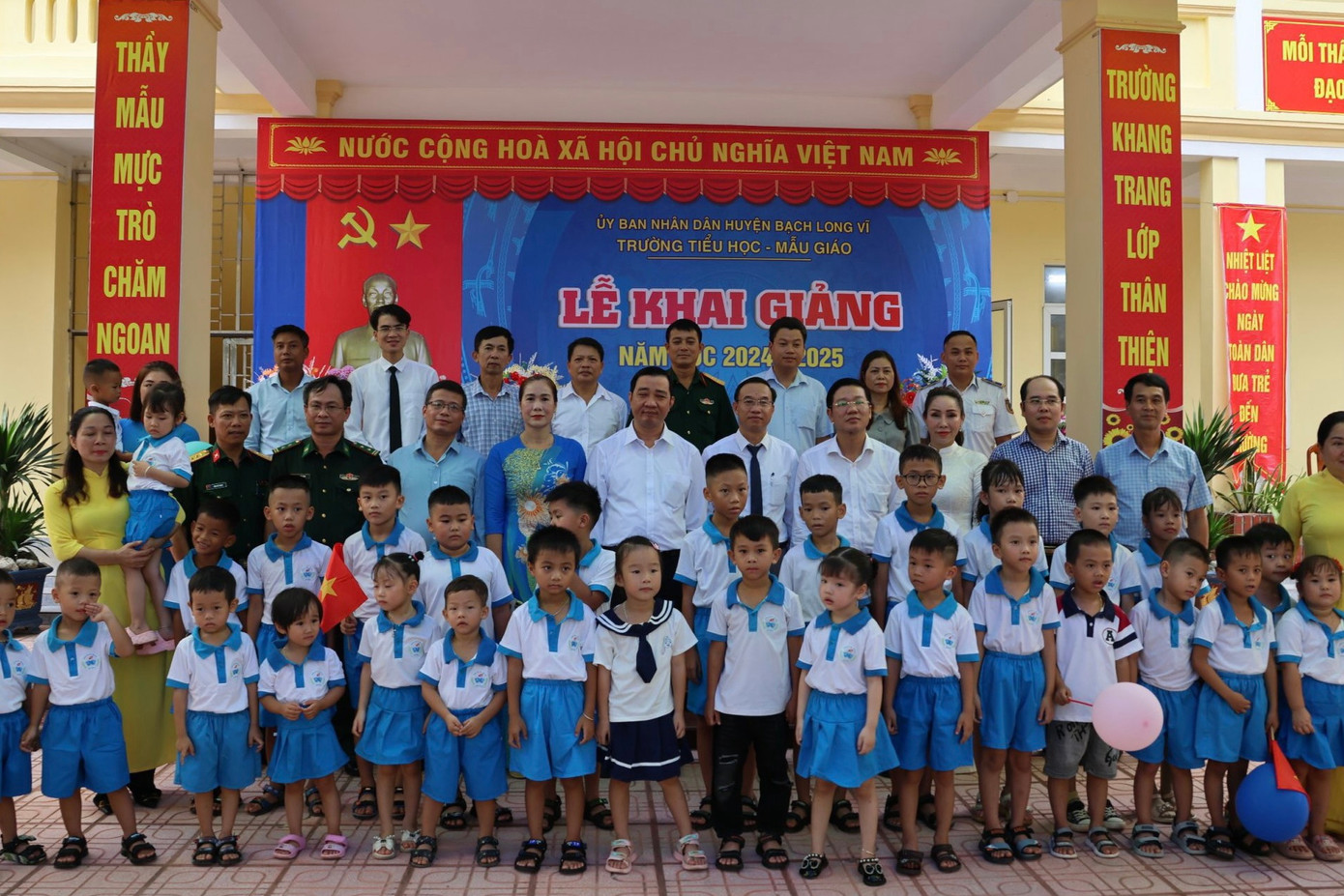 Cán bộ các đơn vị huyện Bạch Long Vĩ dự lễ, chụp ảnh lưu niệm với các em học sinh. Cán bộ các đơn vị huyện Bạch Long Vĩ dự lễ, chụp ảnh lưu niệm với các em học sinh.