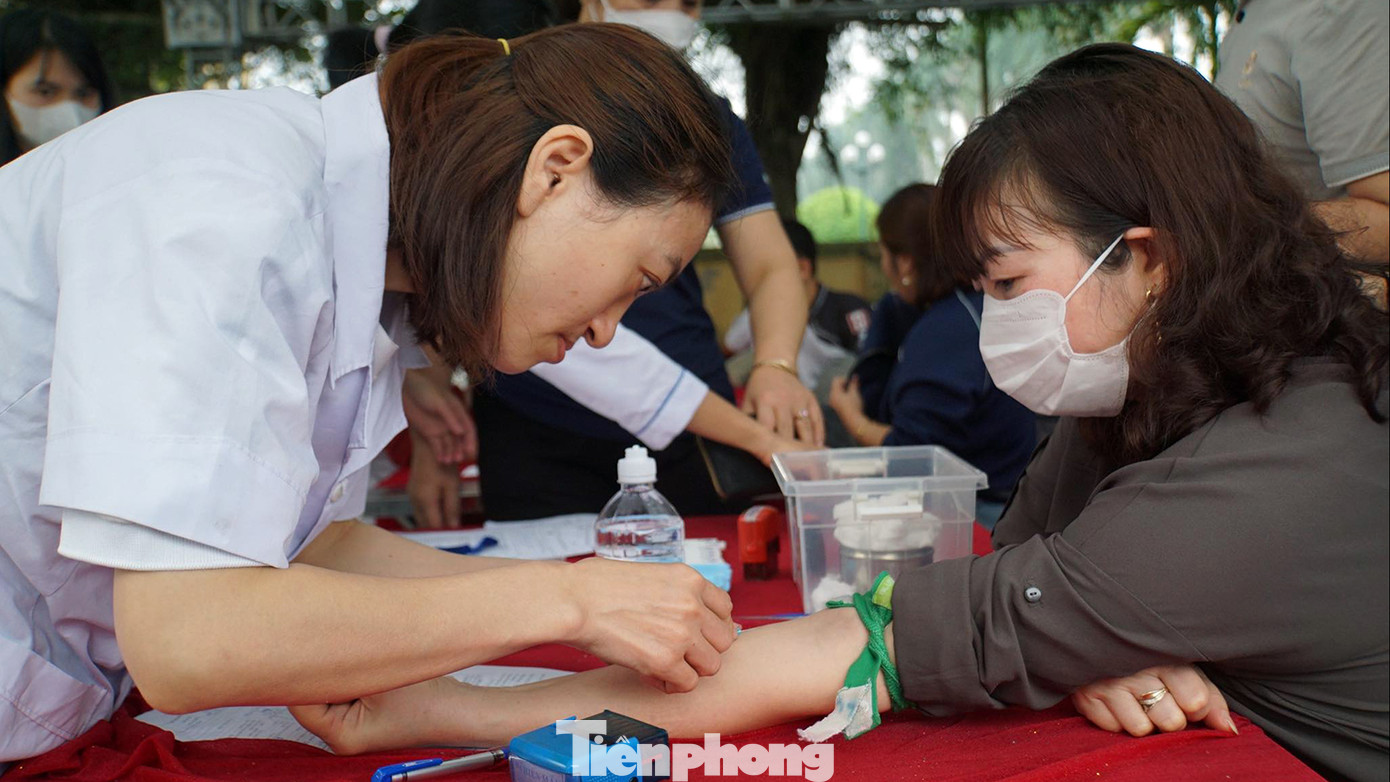 Từ sáng sớm, hàng trăm đoàn viên thanh niên, các cán bộ công chức, viên chức, người lao động tỉnh Hải Dương xếp hàng kín khu vực đăng ký hiến máu tại Nhà văn hóa huyện Tứ Kỳ.