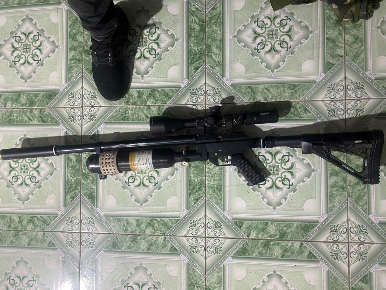 Khẩu súng hơi là tang vật liên quan vụ việc. Khẩu súng hơi là tang vật liên quan vụ việc.