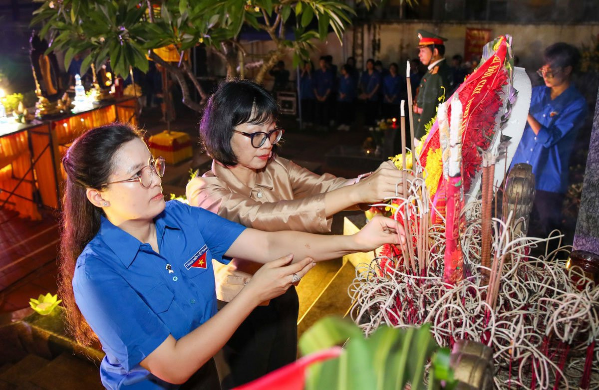 Các đại biểu dâng hương tri ân các Anh hùng liệt sĩ tại Hải Phòng.