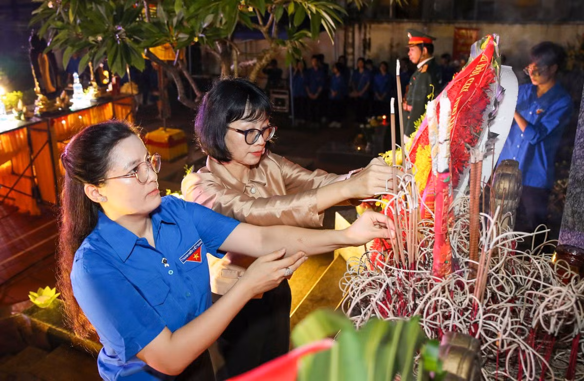 Các đại biểu dâng hương tri ân các Anh hùng liệt sĩ tại Hải Phòng. Các đại biểu dâng hương tri ân các Anh hùng liệt sĩ tại Hải Phòng.
