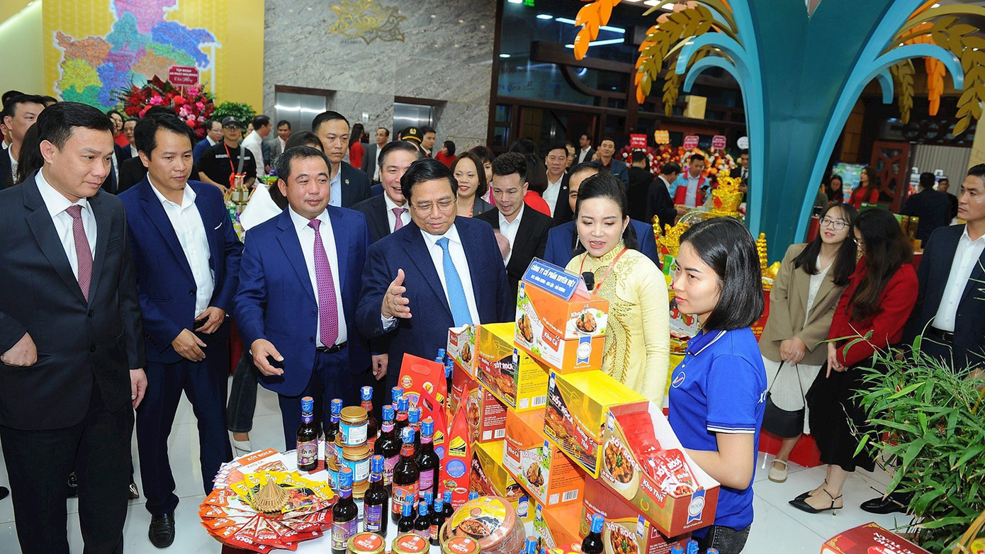 Thủ tướng Chính phủ Phạm Minh Chính tham quan khu vực trưng bày sản phẩm tiêu biểu của tỉnh Hải Dương. Ảnh: Báo Hải dương Thủ tướng Chính phủ Phạm Minh Chính tham quan khu vực trưng bày sản phẩm tiêu biểu của tỉnh Hải Dương. Ảnh: Báo Hải dương