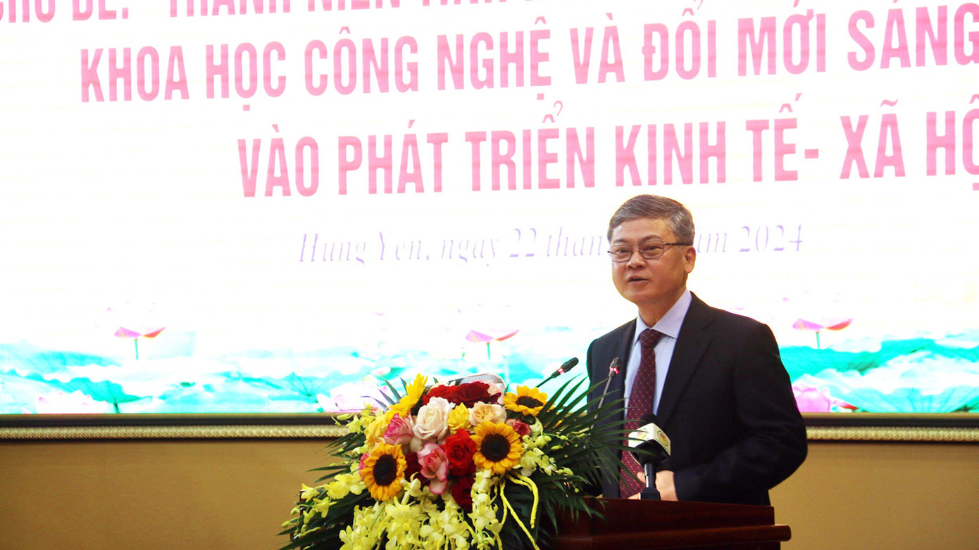 Ông Nguyễn Duy Hưng - Phó Chủ tịch UBND tỉnh Hưng Yên phát biểu tại hội nghị tiếp xúc với đoàn viên thanh niên tỉnh.