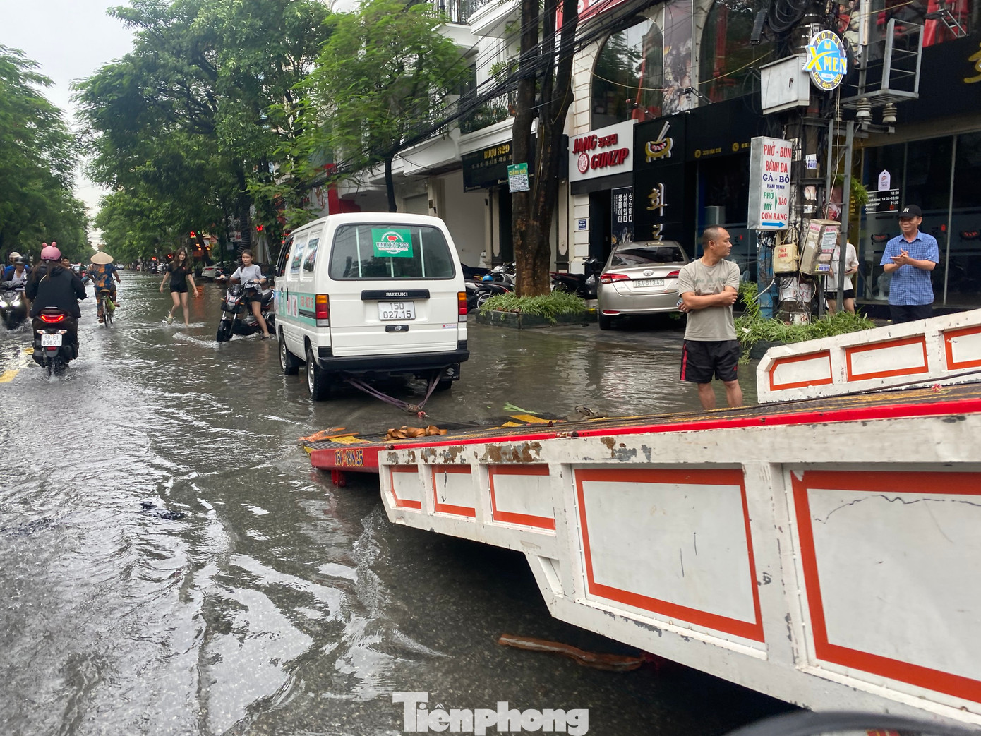 Phố Văn Cao (phố Tây ở quận Ngô Quyền) lúc 17h nước đã rút nhưng chậm, vẫn ngập lụt 10-30cm. Nhiều phương tiện bị chết máy đến chiều muộn được lực lượng cứu hộ kéo rời đi. Dọc tuyến phố dài 700m, hàng chục hộ dân, các hộ kinh doanh mặt phố bắt đầu lau dọn sàn nhà vì nước rút chậm.