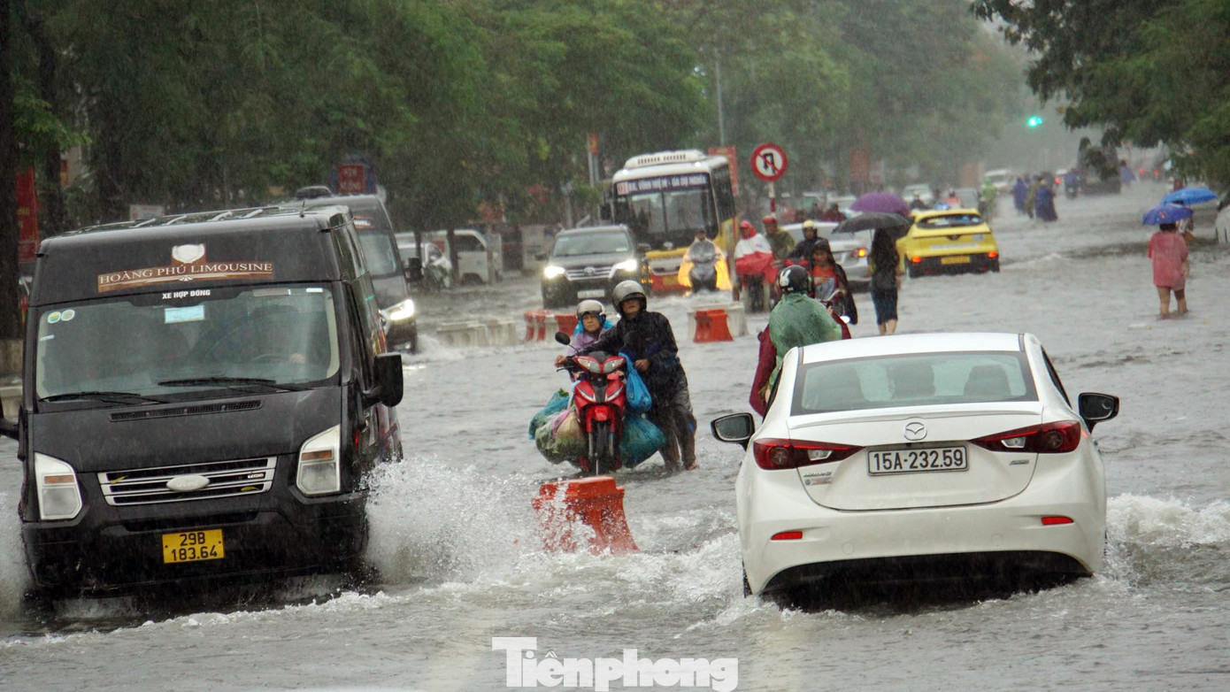 Theo ghi nhận của PV, các trục đường chính trung tâm Hải Phòng, như: Lạch Tray - Cầu Đất - Tô Hiệu; Lê Hồng Phong - Đà Nẵng - Lê Lợi... mưa ngập sâu 30-50cm. Mưa ngập khiến các phương tiện di chuyển khó khăn, nhiều điểm giao thông tê liệt. Theo ghi nhận của PV, các trục đường chính trung tâm Hải Phòng, như: Lạch Tray - Cầu Đất - Tô Hiệu; Lê Hồng Phong - Đà Nẵng - Lê Lợi... mưa ngập sâu 30-50cm. Mưa ngập khiến các phương tiện di chuyển khó khăn, nhiều điểm giao thông tê liệt.