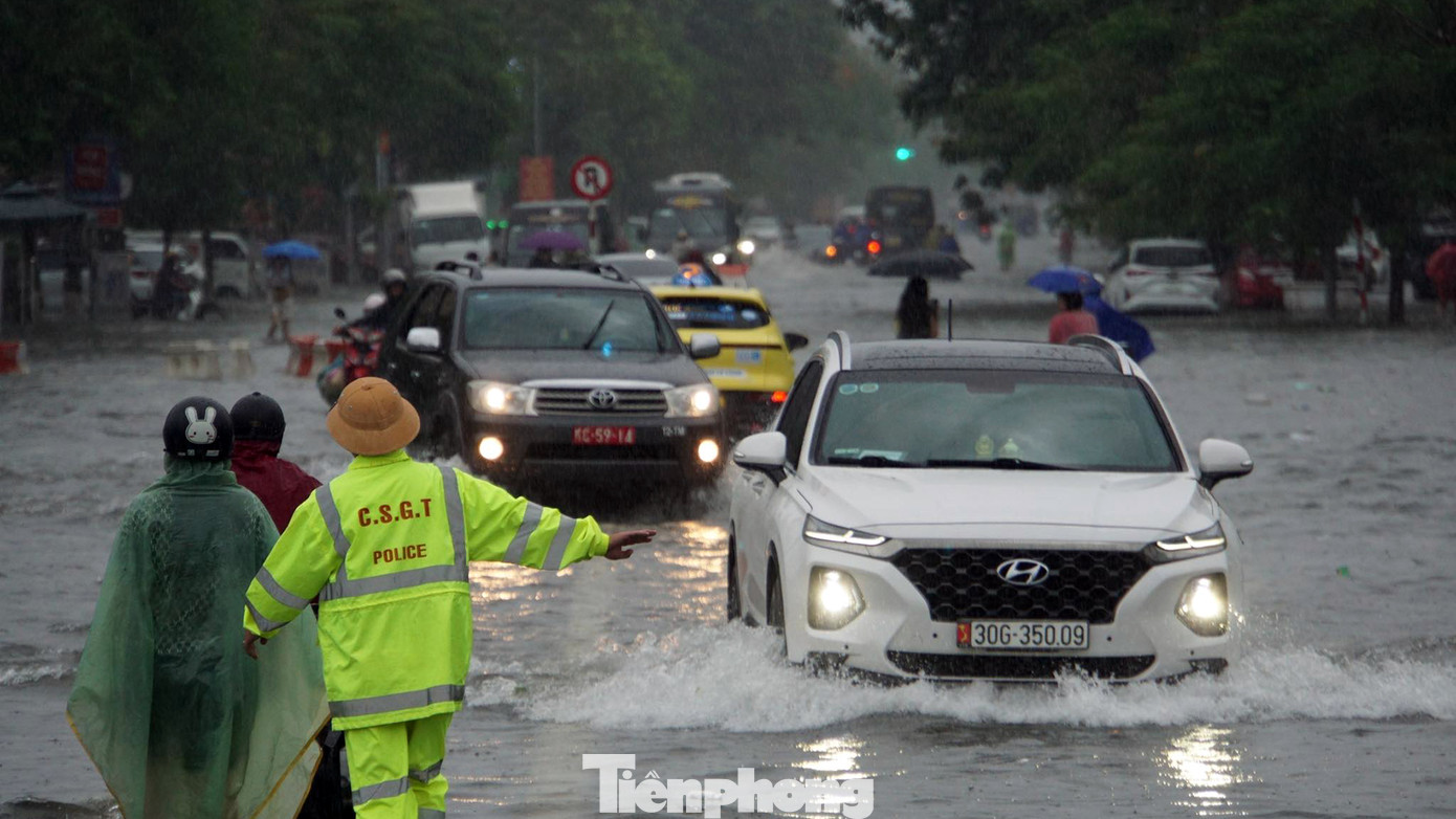 Tại khu vực Lạch Tray, gần Đại học Hàng hải Việt Nam, nước ngập sâu dọc tuyến phố dài từ sáng sớm. Lực lượng cảnh sát giao thông được huy động tới hỗ trợ hướng dẫn phân luồng, song tuyến phố này vẫn kẹt cứng do ngập. Tại khu vực Lạch Tray, gần Đại học Hàng hải Việt Nam, nước ngập sâu dọc tuyến phố dài từ sáng sớm. Lực lượng cảnh sát giao thông được huy động tới hỗ trợ hướng dẫn phân luồng, song tuyến phố này vẫn kẹt cứng do ngập.