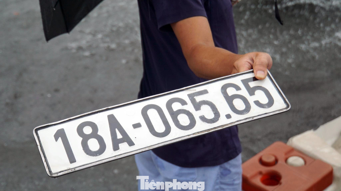 Một số ô tô bị sóng nước đánh rơi biển số, được cảnh sát giữ chờ chủ nhân tới nhận. Một số ô tô bị sóng nước đánh rơi biển số, được cảnh sát giữ chờ chủ nhân tới nhận.