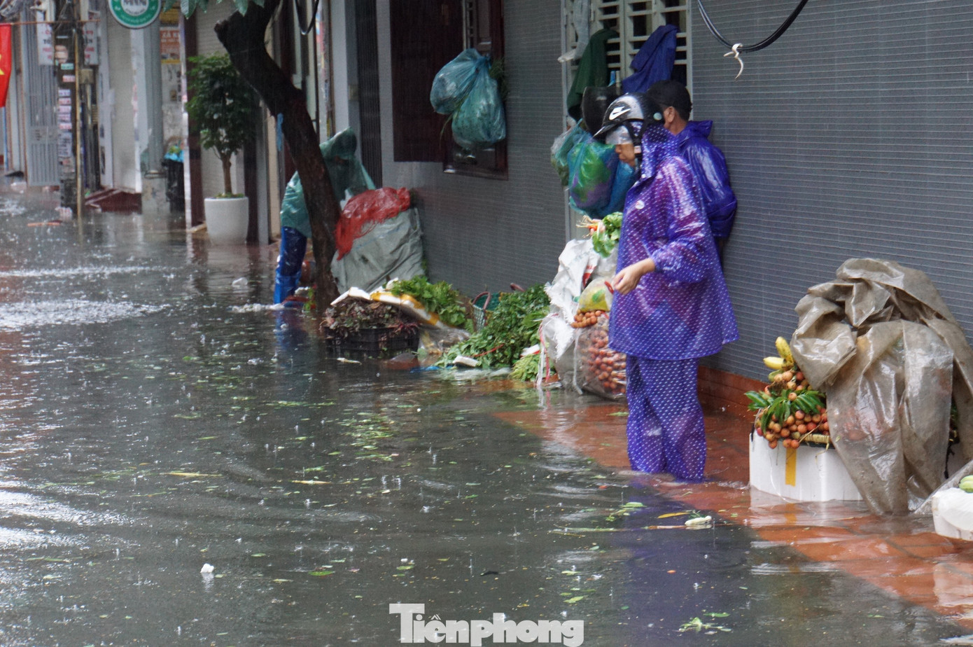 Khu chợ Cát Bi, nhiều ngõ nhỏ bị cô lập trong biển nước từ sáng tới tối do nước mưa không lối thoát.