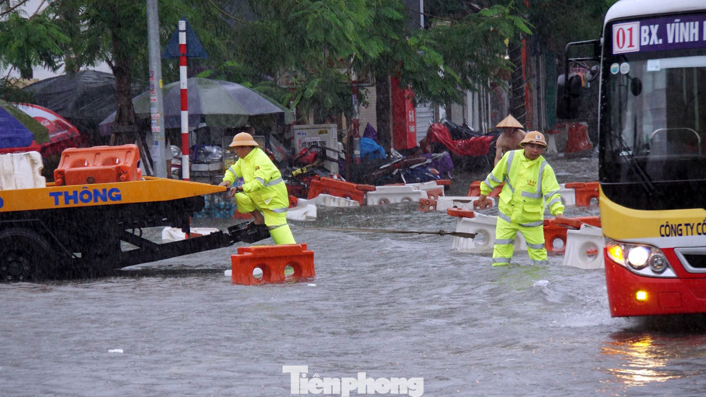 Lực lượng CSGT được huy động tới kéo dải phân cách thoát khỏi nước mưa, chống ùn tắc, hỗ trợ các phương tiện di chuyển. Lực lượng CSGT được huy động tới kéo dải phân cách thoát khỏi nước mưa, chống ùn tắc, hỗ trợ các phương tiện di chuyển.