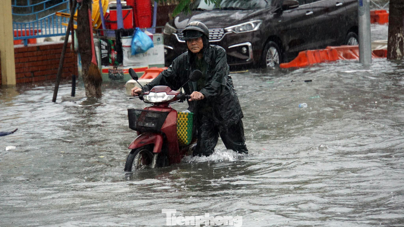 Hàng loạt xe máy bị chết máy vì ngập nước, người dân mệt mỏi dắt bộ quãng đường dài để thoát biển nước. Hàng loạt xe máy bị chết máy vì ngập nước, người dân mệt mỏi dắt bộ quãng đường dài để thoát biển nước.