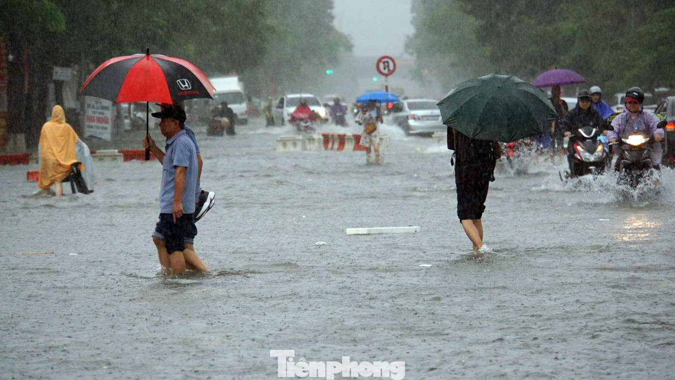 Rạng sáng 9/6, tại Hải Phòng mưa lớn kéo dài nhiều giờ khiến hầu hết các tuyến phố trung tâm thành phố cảng xuất hiện ngập lụt. Rạng sáng 9/6, tại Hải Phòng mưa lớn kéo dài nhiều giờ khiến hầu hết các tuyến phố trung tâm thành phố cảng xuất hiện ngập lụt.