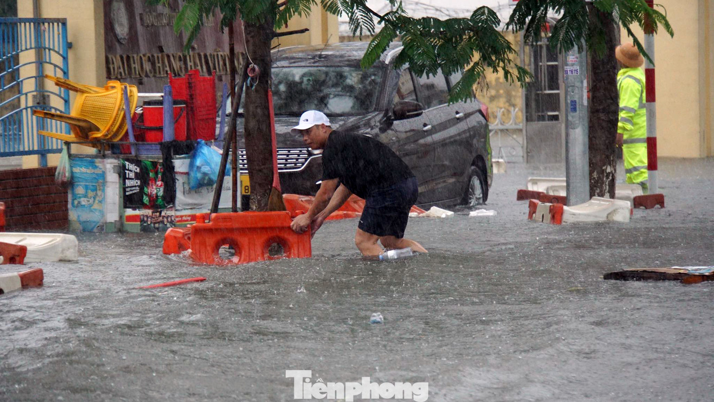 Nhiều người dân hỗ trợ cảnh sát thu gom dải phân cách bị dạt vào vỉa hè phố Lạch Tray.