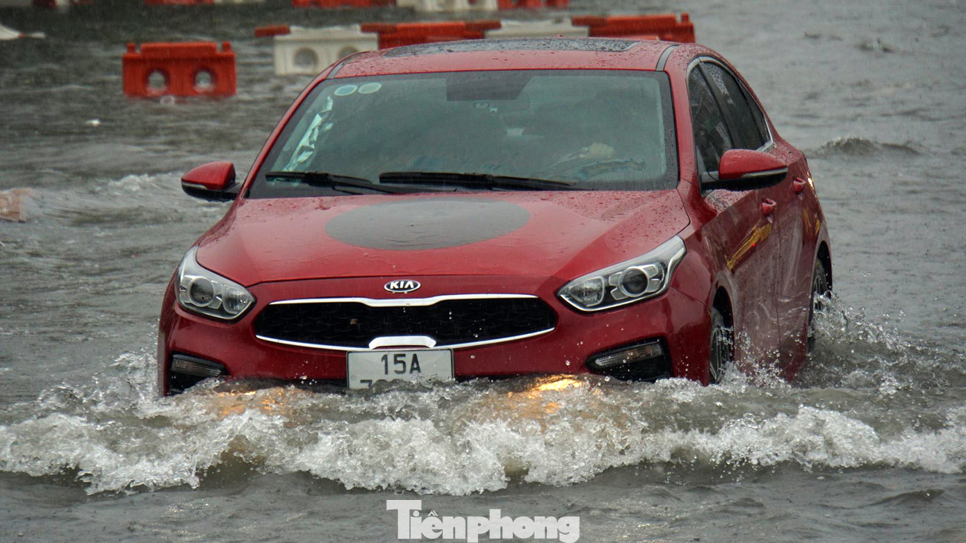 Nhiều tài xế lái ô tô con chật vật qua khu vực nước ngập sâu trên phố Lạch Tray. Nhiều tài xế lái ô tô con chật vật qua khu vực nước ngập sâu trên phố Lạch Tray.