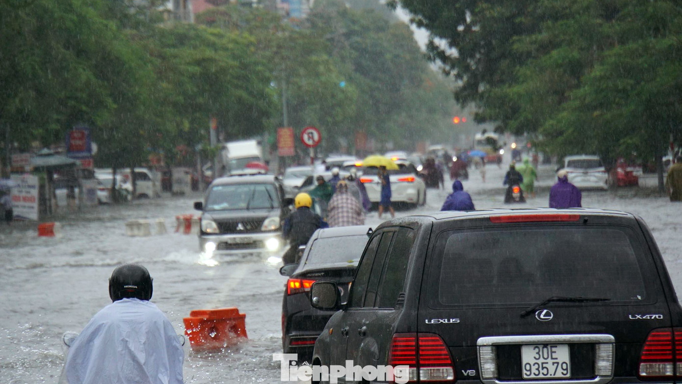 Tới trưa cùng ngày, dù mưa có giảm nhưng phố Lạch Tray vẫn trong tình trạng ngập sâu. Tới trưa cùng ngày, dù mưa có giảm nhưng phố Lạch Tray vẫn trong tình trạng ngập sâu.