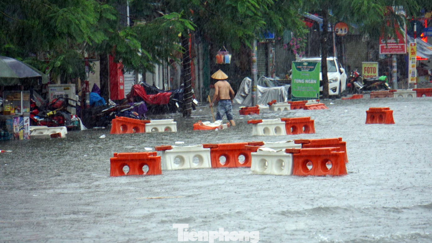 Khu vực gần cầu Rào - Lạch Tray, hàng loạt dải phân cách bị sóng nước mưa đánh dạt vào vỉa hè. Khu vực gần cầu Rào - Lạch Tray, hàng loạt dải phân cách bị sóng nước mưa đánh dạt vào vỉa hè.