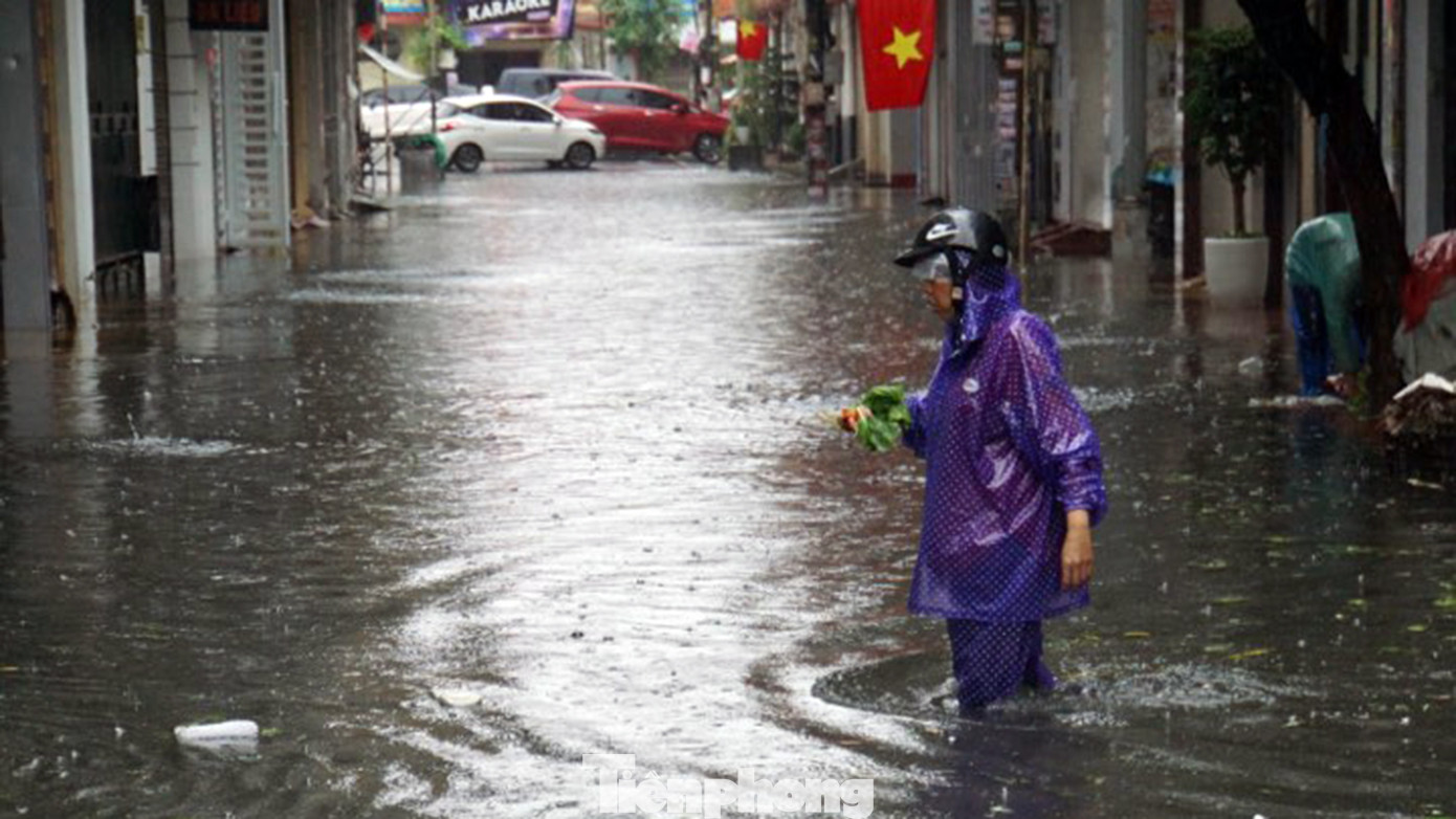 Một khu dân cư phường Cát Bi (Hải An, Hải Phòng) bị cô lập bởi nước mưa, độ sâu 30-40cm. Một khu dân cư phường Cát Bi (Hải An, Hải Phòng) bị cô lập bởi nước mưa, độ sâu 30-40cm.