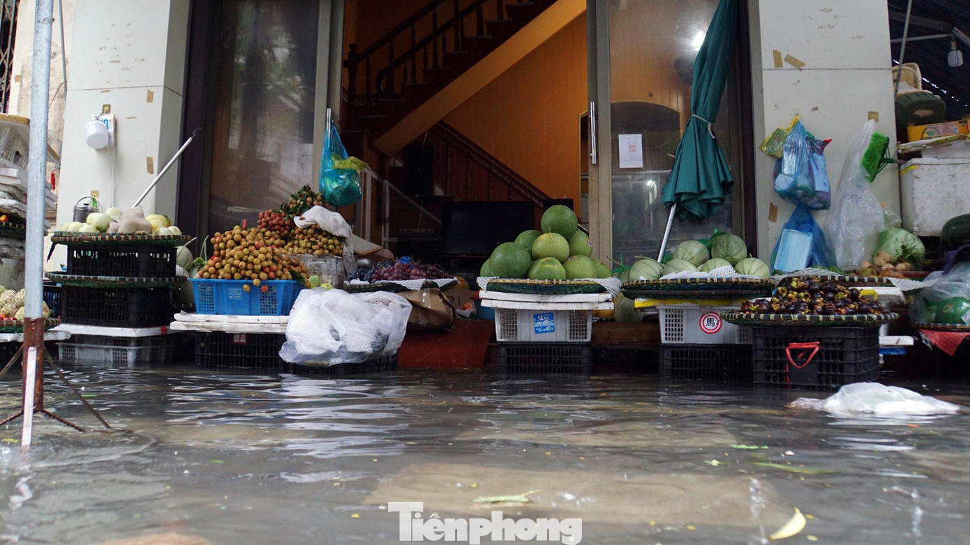 Nhiều sạp hàng được gia chủ kê lên cao chống ngập tại phố Cát Bi.