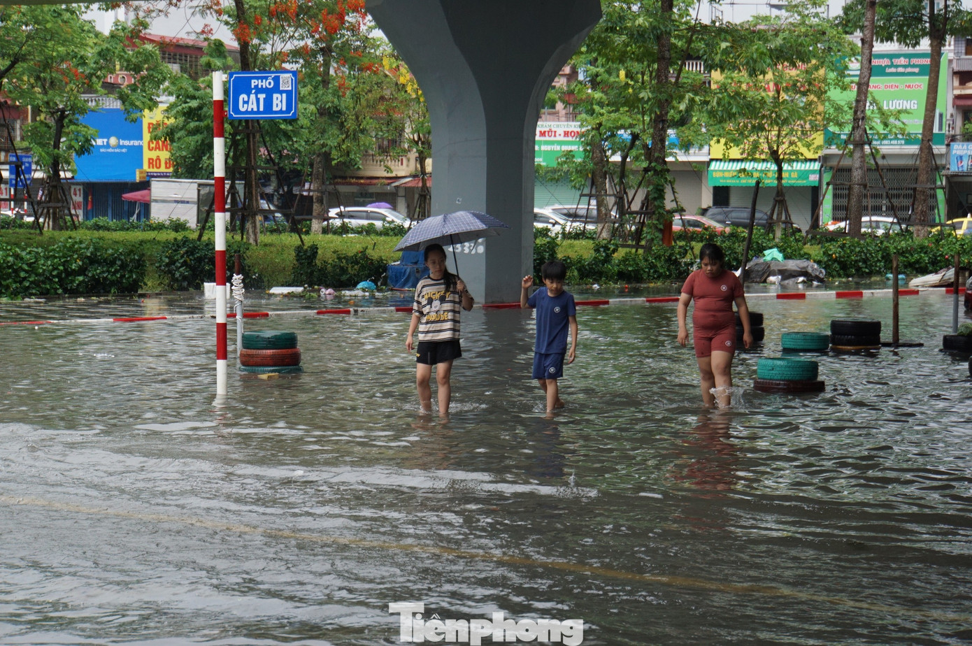 Dù trời đã tạnh mưa từ trưa nhưng tới chiều muộn 9/6, nhiều tuyến phố trung tâm TP Hải Phòng vẫn trong tình trạng ngập sâu. Ghi nhận của PV Tiền Phong, phố Lạch Tray - Cầu Đất - Lê Chân; Văn Cao - Cát Bi... và nhiều khu vực khác vẫn ngập lụt.