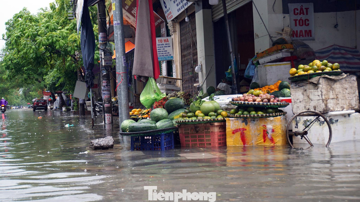 Tại phố Cát Bi, khu vực chợ dân sinh cũng ngập sâu từ sáng sớm, nhiều gia đình kê hàng hóa lên kệ 30-40cm. Tại phố Cát Bi, khu vực chợ dân sinh cũng ngập sâu từ sáng sớm, nhiều gia đình kê hàng hóa lên kệ 30-40cm.