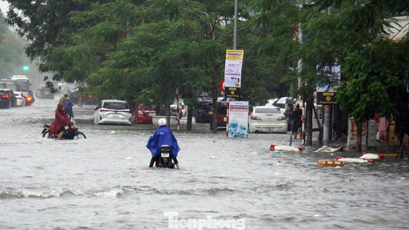 Một góc phố Lạch Tray, không phương tiện nào di chuyển gần khu vực vỉa hè do nước ngập sâu. Một số người dân ở trong ngõ buộc phải lái xe về nhà khiến xe máy chết máy. Một góc phố Lạch Tray, không phương tiện nào di chuyển gần khu vực vỉa hè do nước ngập sâu. Một số người dân ở trong ngõ buộc phải lái xe về nhà khiến xe máy chết máy.