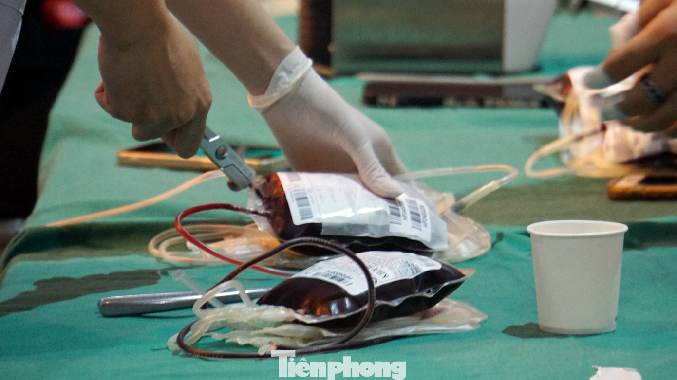 Sau khi các tình nguyện viên hiến máu, nhân viên y tế đóng gói theo từng đơn vị để bảo quản, chuyển về Trung tâm Huyết học và Truyền máu, thuộc Bệnh viện Hữu nghị Việt - Tiệp hỗ trợ điều trị cho các bệnh nhân.