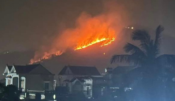 Hình ảnh rừng tại phường An Sinh (thị xã Kinh Môn) cháy lan tối 5/10. Hình ảnh rừng tại phường An Sinh (thị xã Kinh Môn) cháy lan tối 5/10.