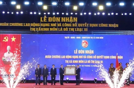 Lãnh đạo thị xã Kinh Môn đón nhận Huân chương Lao động Hạng nhì và Quyết định công nhận đô thị loại III.