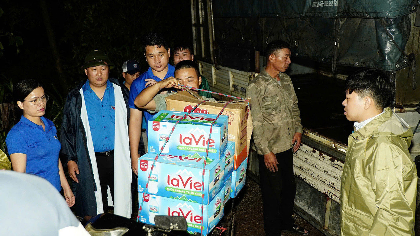 Nhu yếu phẩm cần thiết, nước uống được tình nguyện viên vận chuyển tới các khu vực người dân tạm trú, các đội tình nguyện hỗ trợ nhân dân kịp thời.