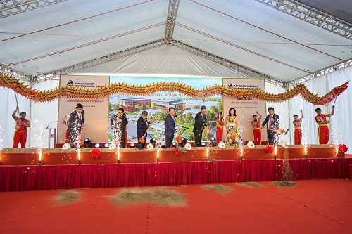 Bí thư Thành ủy Hải Phòng cùng các đại biểu thực hiện nghi lễ khởi công dự án. Bí thư Thành ủy Hải Phòng cùng các đại biểu thực hiện nghi lễ khởi công dự án.