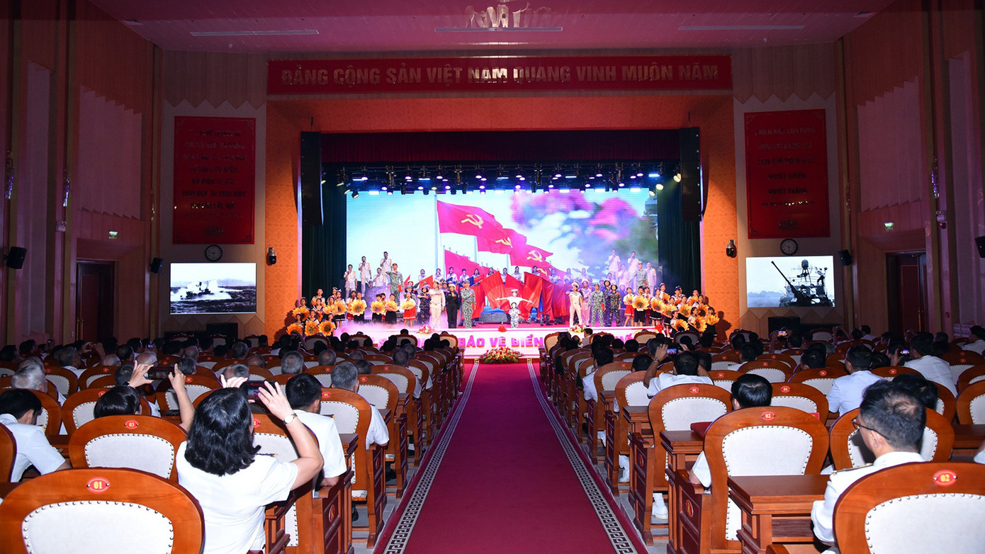 Toàn cảnh Lễ kỷ niệm 60 Chiến thắng trận đầu của Hải quân Nhân dân Việt Nam. Toàn cảnh Lễ kỷ niệm 60 Chiến thắng trận đầu của Hải quân Nhân dân Việt Nam.