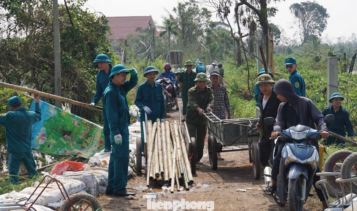 Sáng 14/9, một tuần sau cơn bão số 3 đổ bộ, lực lượng liên ngành thành phố Hải Phòng vẫn tất bật khắc phục hậu quả, hộ đê, ứng trực một số điểm trọng yếu. Ảnh: Ghi nhận tại tuyến đê xung yếu thuộc địa bàn xã Đại Bản (huyện An Dương, TP Hải Phòng).