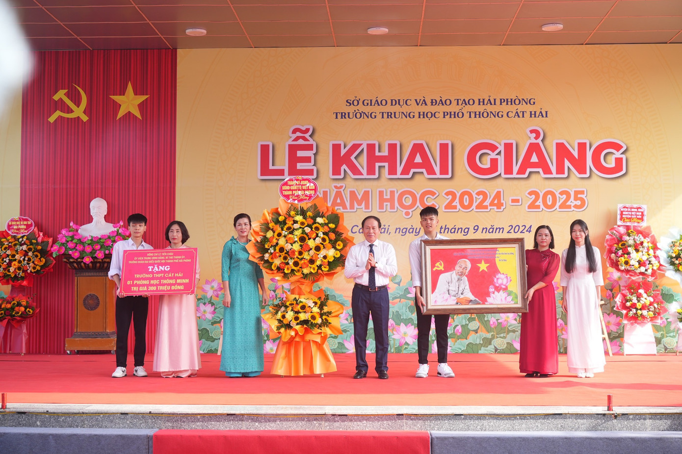 Ông Lê Tiến Châu - Bí thư Thành ủy Hải Phòng dự lễ khai giảng năm học mới tại trường THPT Cát Hải. Ông Lê Tiến Châu - Bí thư Thành ủy Hải Phòng dự lễ khai giảng năm học mới tại trường THPT Cát Hải.