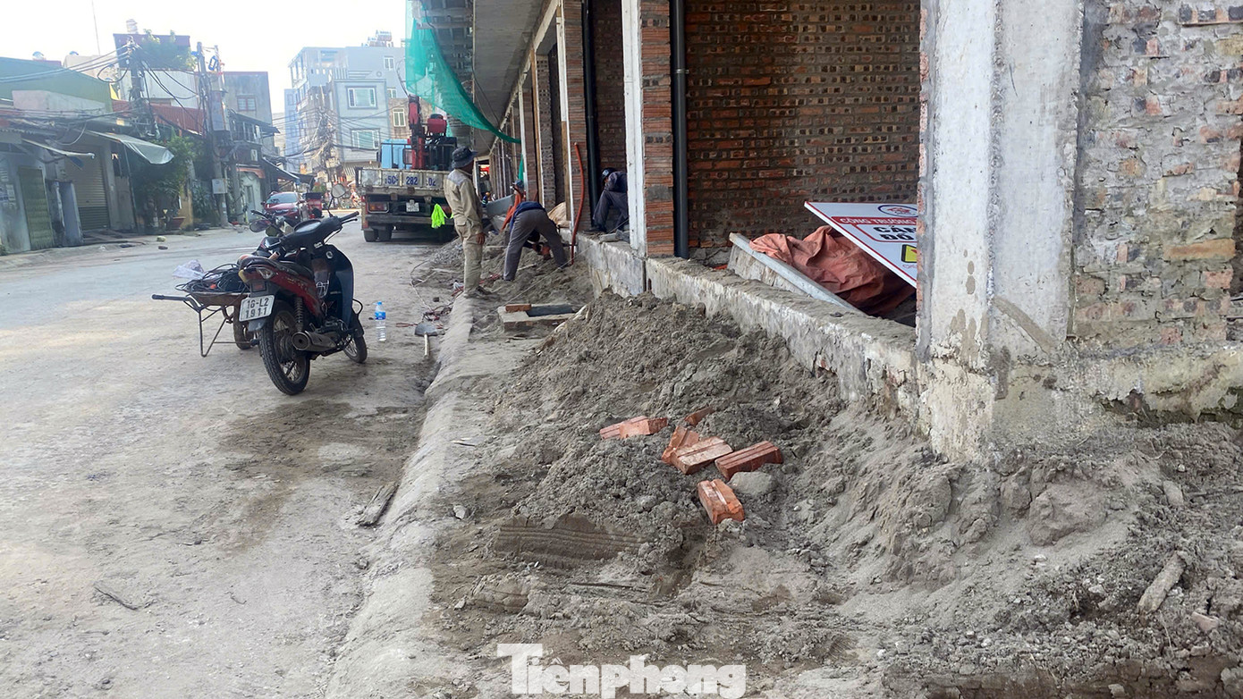 Người dân ngõ 440 Chợ Hàng (quận Lê Chân) ngăn chặn công nhân thi công dự án vì phát hiện dấu hiệu vi phạm, lấn chiếm lòng đường, vỉa hè.