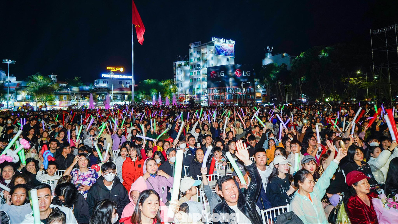 Trong khuôn viên Nhà hát lớn, hàng nghìn người ngồi dưới khán đài hò reo cổ vũ, thưởng thức nghệ thuật, âm nhạc.