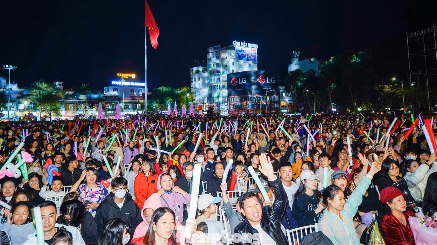 Trong khuôn viên Nhà hát lớn, hàng nghìn người ngồi dưới khán đài hò reo cổ vũ, thưởng thức nghệ thuật, âm nhạc. Trong khuôn viên Nhà hát lớn, hàng nghìn người ngồi dưới khán đài hò reo cổ vũ, thưởng thức nghệ thuật, âm nhạc.